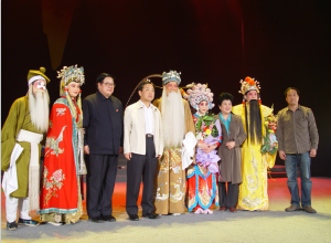 河南省政協(xié)主席王全書(shū)、著名豫劇表演藝術(shù)家王希玲、著名戲劇評(píng)論家荊樺、著名戲曲教育家《訪帥出征》導(dǎo)演李志遠(yuǎn)與主要演員合影